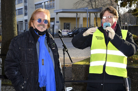 Frank Zander unterstützt den Caritas-Foodtruck in Berlin