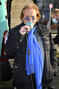 Frank Zander unterstützt den Caritas-Foodtruck in Berlin
