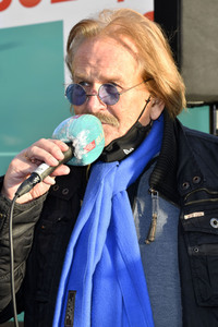 Frank Zander unterstützt den Caritas-Foodtruck in Berlin