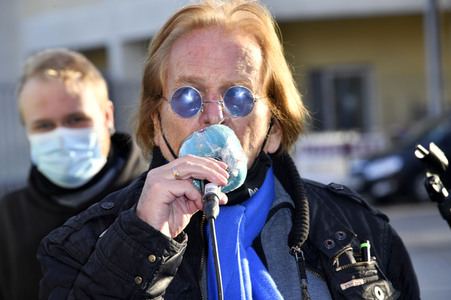 Frank Zander unterstützt den Caritas-Foodtruck in Berlin