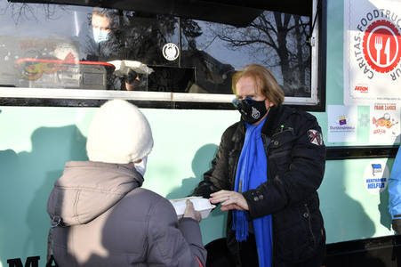 Frank Zander unterstützt den Caritas-Foodtruck in Berlin