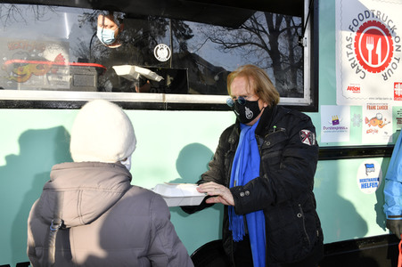 Frank Zander unterstützt den Caritas-Foodtruck in Berlin