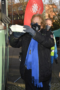 Frank Zander unterstützt den Caritas-Foodtruck in Berlin
