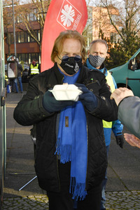 Frank Zander unterstützt den Caritas-Foodtruck in Berlin