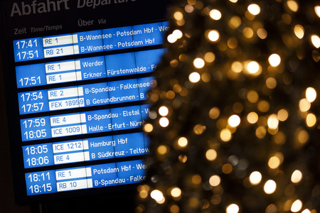 Symbolfoto DB-Fahrplan über Weihnachten