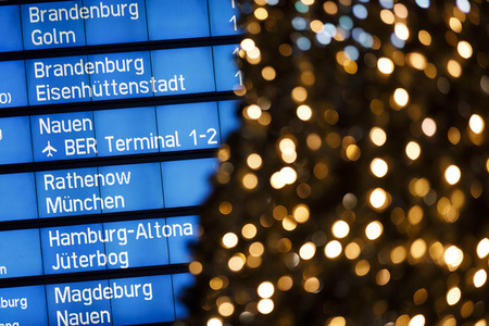 Symbolfoto DB-Fahrplan über Weihnachten
