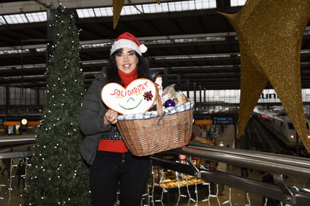 Lissi von Lambsdorff übergibt Spenden für Bedürftige in München