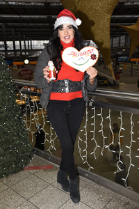 Lissi von Lambsdorff übergibt Spenden für Bedürftige in München