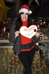 Lissi von Lambsdorff übergibt Spenden für Bedürftige in München