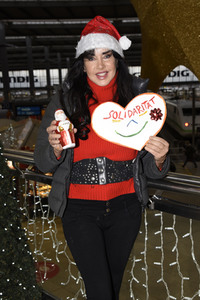 Lissi von Lambsdorff übergibt Spenden für Bedürftige in München