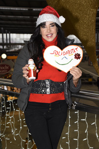 Lissi von Lambsdorff übergibt Spenden für Bedürftige in München