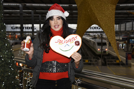 Lissi von Lambsdorff übergibt Spenden für Bedürftige in München