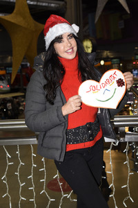 Lissi von Lambsdorff übergibt Spenden für Bedürftige in München