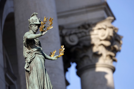 Symbolfoto Viktoria mit Lorbeerkränzen