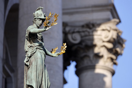 Symbolfoto Viktoria mit Lorbeerkränzen