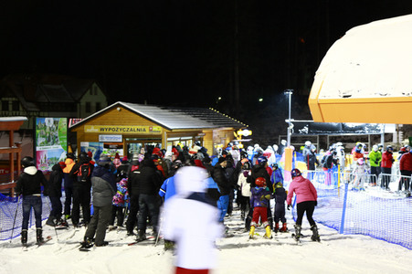 Riesenandrang auf Skipisten vor hartem Lockdown in Polen