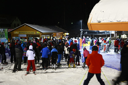 Riesenandrang auf Skipisten vor hartem Lockdown in Polen