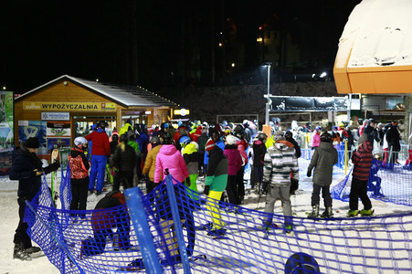 Riesenandrang auf Skipisten vor hartem Lockdown in Polen