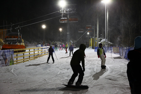 Riesenandrang auf Skipisten vor hartem Lockdown in Polen