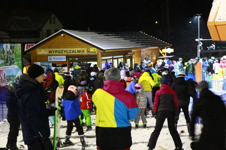 Riesenandrang auf Skipisten vor hartem Lockdown in Polen