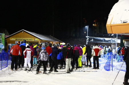 Riesenandrang auf Skipisten vor hartem Lockdown in Polen