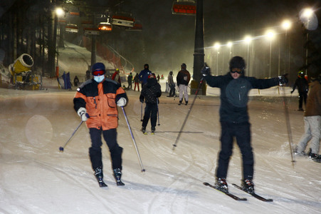 Riesenandrang auf Skipisten vor hartem Lockdown in Polen