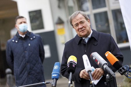 Pressestatement mit Armin Laschet vor dem Universitätsklinikum in Düsseldorf