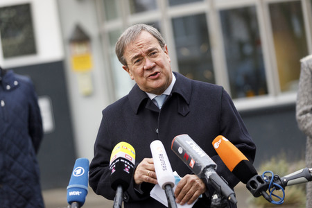 Pressestatement mit Armin Laschet vor dem Universitätsklinikum in Düsseldorf