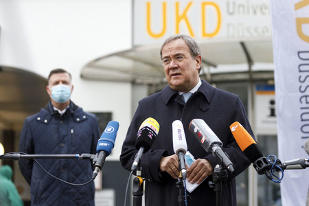 Pressestatement mit Armin Laschet vor dem Universitätsklinikum in Düsseldorf