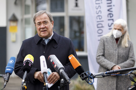Pressestatement mit Armin Laschet vor dem Universitätsklinikum in Düsseldorf