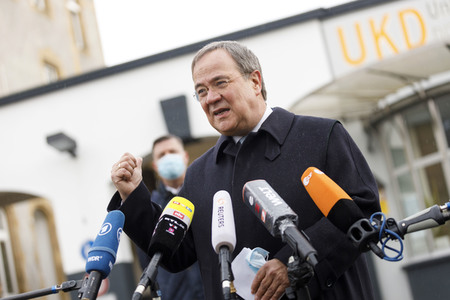 Pressestatement mit Armin Laschet vor dem Universitätsklinikum in Düsseldorf