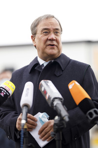 Pressestatement mit Armin Laschet vor dem Universitätsklinikum in Düsseldorf