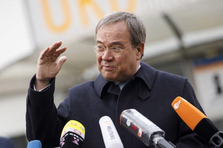 Pressestatement mit Armin Laschet vor dem Universitätsklinikum in Düsseldorf