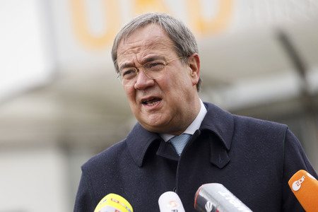 Pressestatement mit Armin Laschet vor dem Universitätsklinikum in Düsseldorf