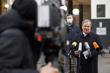 Pressestatement mit Armin Laschet vor dem Universitätsklinikum in Düsseldorf