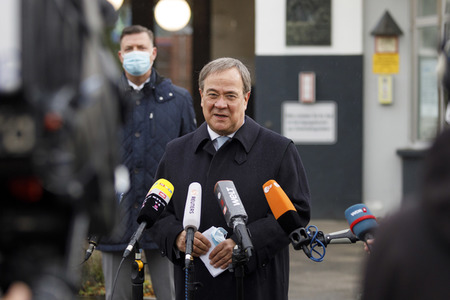 Pressestatement mit Armin Laschet vor dem Universitätsklinikum in Düsseldorf