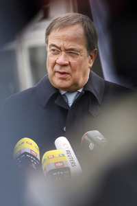 Pressestatement mit Armin Laschet vor dem Universitätsklinikum in Düsseldorf