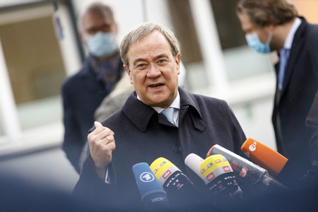 Pressestatement mit Armin Laschet vor dem Universitätsklinikum in Düsseldorf