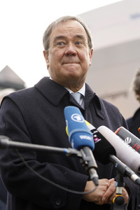 Pressestatement mit Armin Laschet vor dem Universitätsklinikum in Düsseldorf