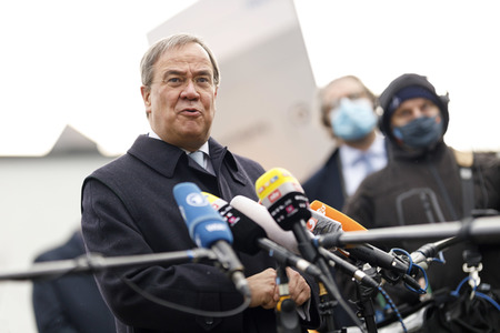 Pressestatement mit Armin Laschet vor dem Universitätsklinikum in Düsseldorf