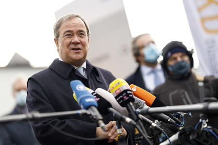 Pressestatement mit Armin Laschet vor dem Universitätsklinikum in Düsseldorf