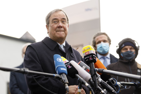 Pressestatement mit Armin Laschet vor dem Universitätsklinikum in Düsseldorf