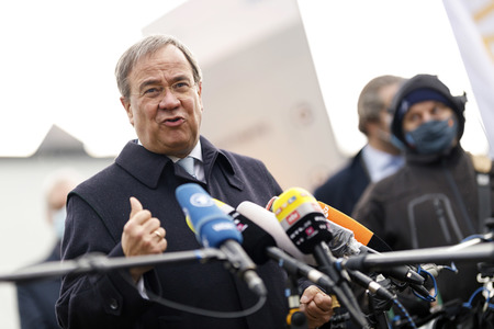 Pressestatement mit Armin Laschet vor dem Universitätsklinikum in Düsseldorf