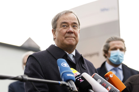 Pressestatement mit Armin Laschet vor dem Universitätsklinikum in Düsseldorf