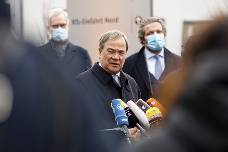 Pressestatement mit Armin Laschet vor dem Universitätsklinikum in Düsseldorf