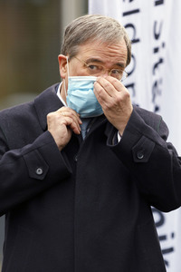 Pressestatement mit Armin Laschet vor dem Universitätsklinikum in Düsseldorf