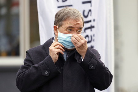 Pressestatement mit Armin Laschet vor dem Universitätsklinikum in Düsseldorf