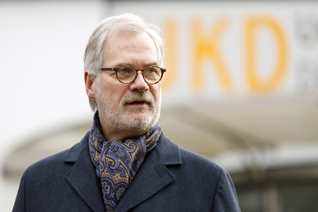 Pressestatement mit Armin Laschet vor dem Universitätsklinikum in Düsseldorf