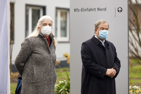 Pressestatement mit Armin Laschet vor dem Universitätsklinikum in Düsseldorf