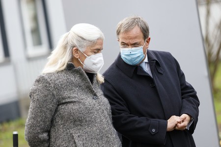 Pressestatement mit Armin Laschet vor dem Universitätsklinikum in Düsseldorf